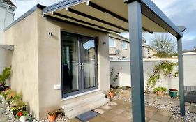 Newly Renovated 1 Bedroom Flat With Garden Pergola